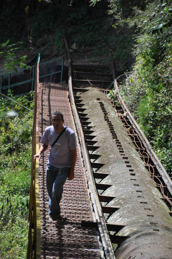 Enfrentando as centenas de degraus que levam à parte baixa do Salto Barão do Rio Branco, em Prudentópolis - PR